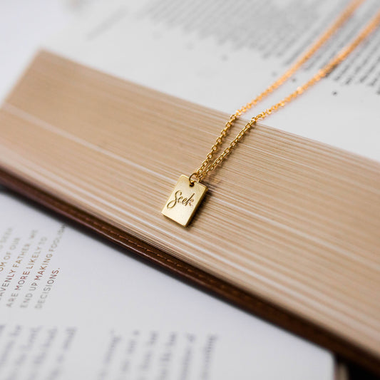 “Seek” Pendant Necklace 18K